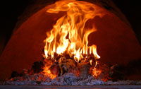 Holzfeuer im Pizzaofen